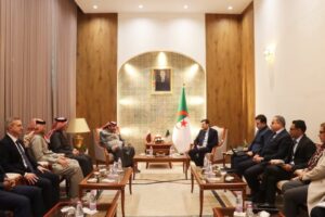 ياسين وليد يبحث تقدم مشروع “بلدنا” بأدرار مع مستثمرين قطريين